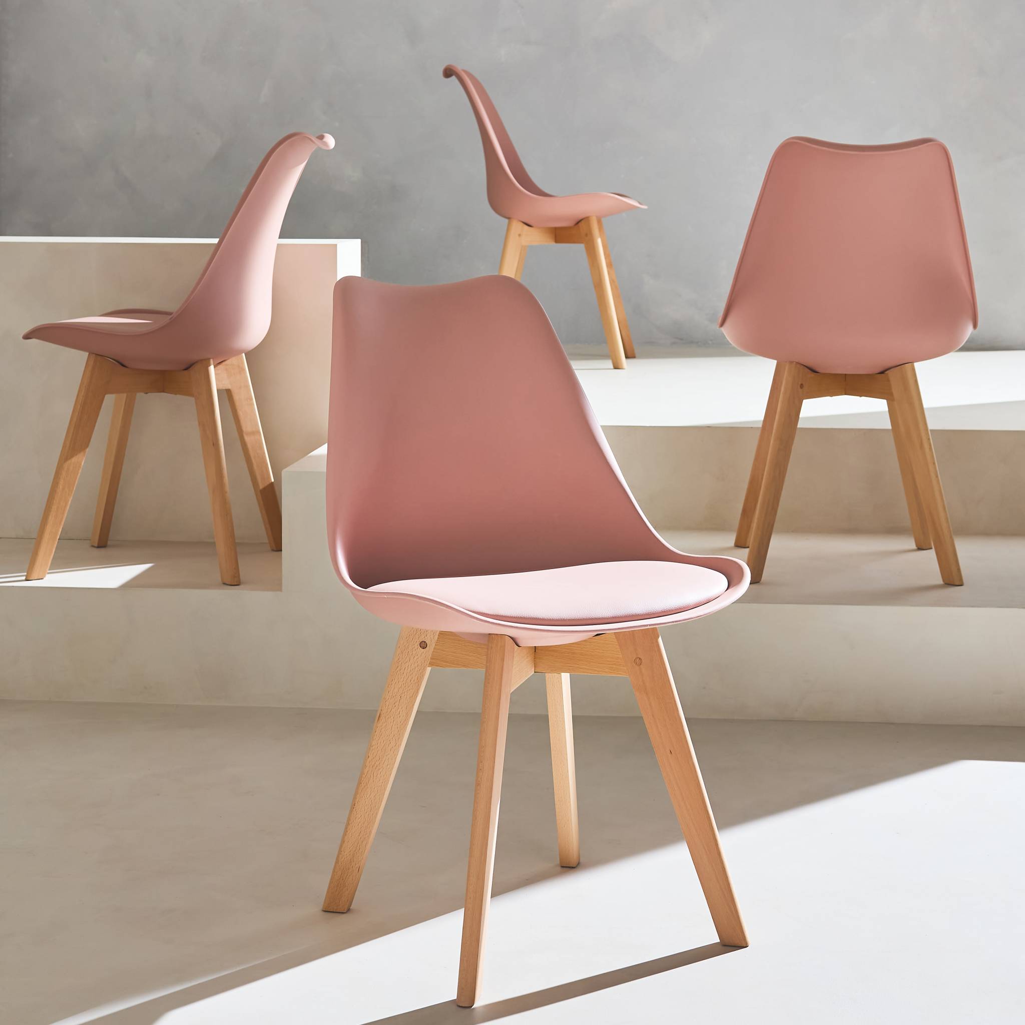 Lot de 4 chaises scandinaves. pieds bois de hêtre. chaises 1 place. vieux rose