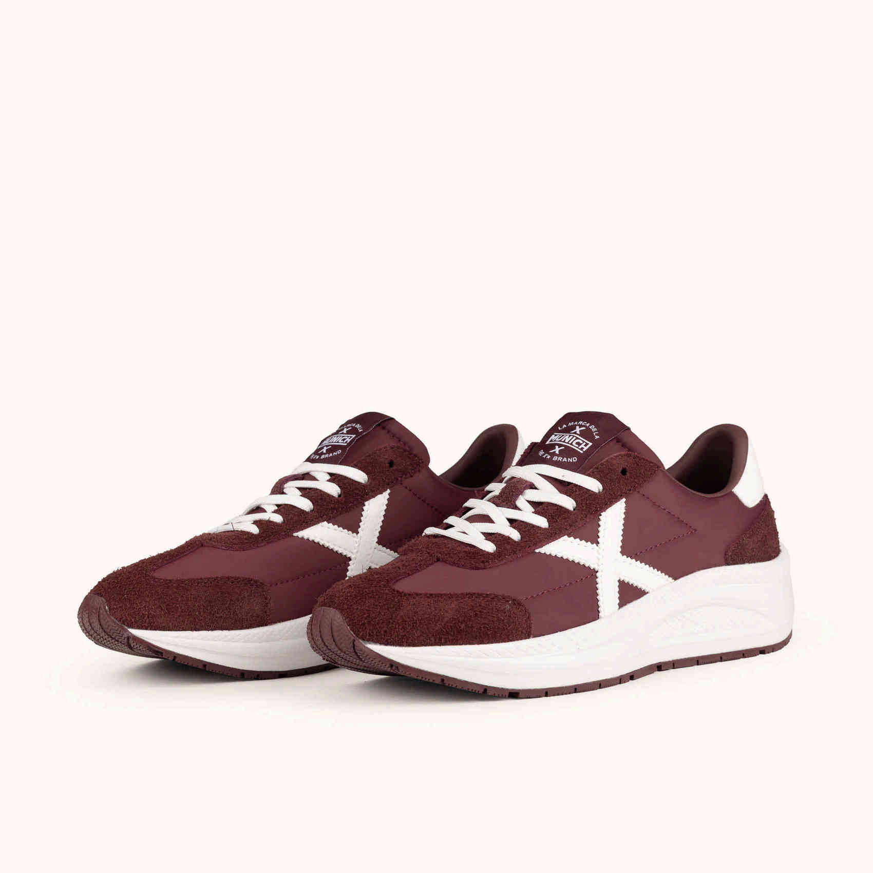 MUNICH AGORA 03 Zapatillas de estética urbana y técnica burdeos y blancas