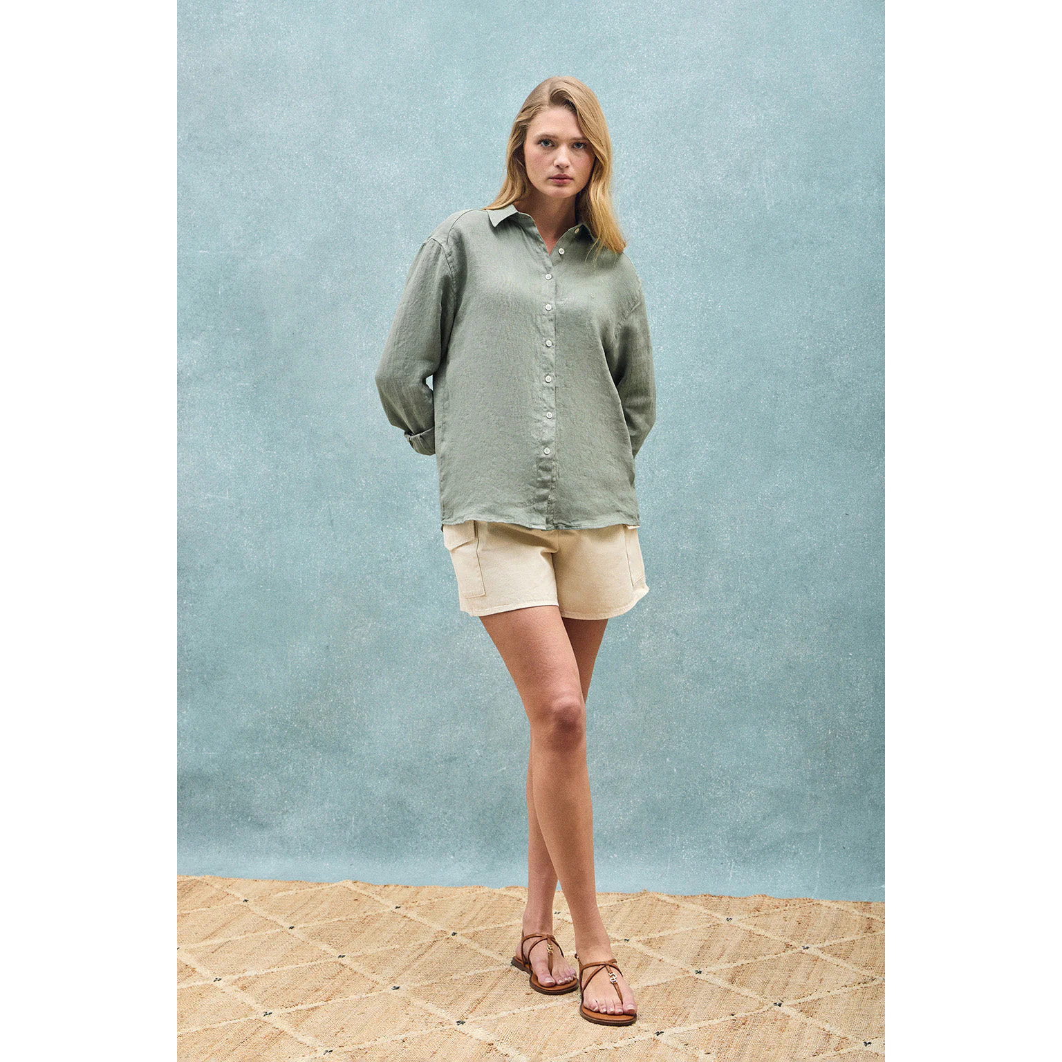 Camicia verde militare in lino tinta in capo con monogramma ricamato