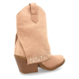 Botín cowboy con tachuelas metálicas