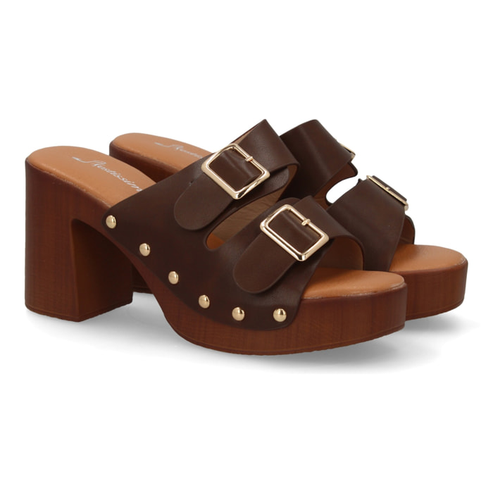 Sandalia plataforma mujer con hebillas y tachuelas