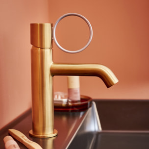 Mitigeur lavabo bas Vivienne laiton brossé avec bague chromée brossée