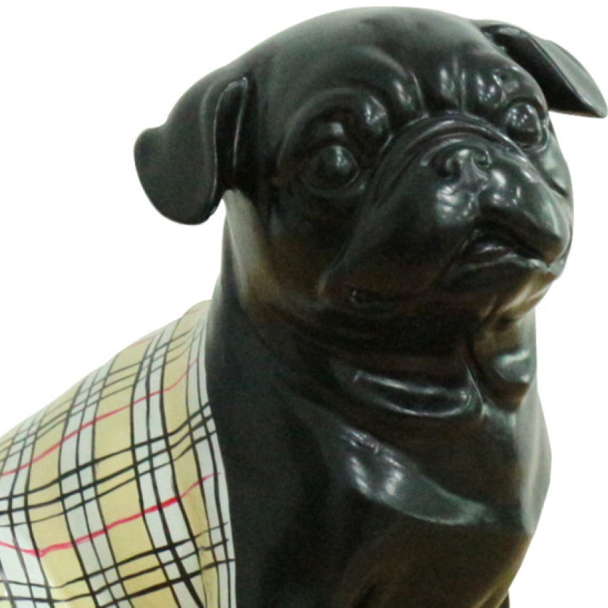 Statuette chien carlin en résine noir avec tartan écossais H20cm - MAX
