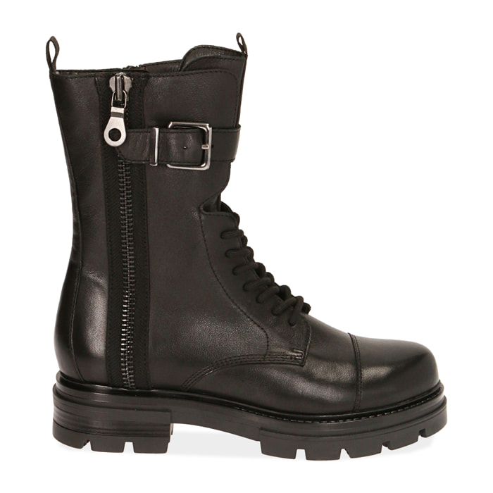 Botas militares de piel negra, tacón de 4 cm.