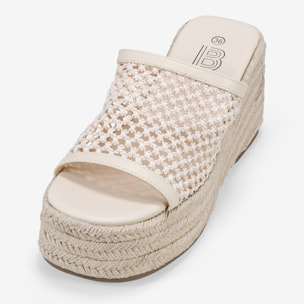 Sandalias de plataforma beige con rejilla y esparto