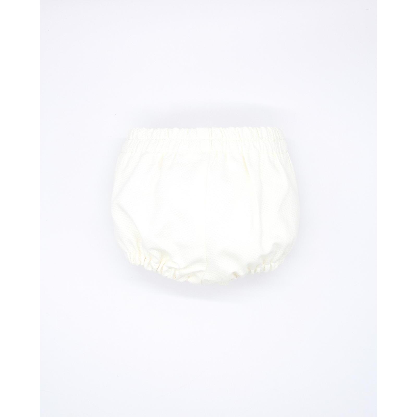 Bermuda de pique blanco. Con botones en el centro, goma en la cintura y en las piernas.