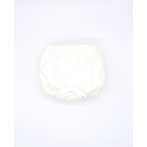 Bermuda de pique blanco. Con botones en el centro, goma en la cintura y en las piernas.