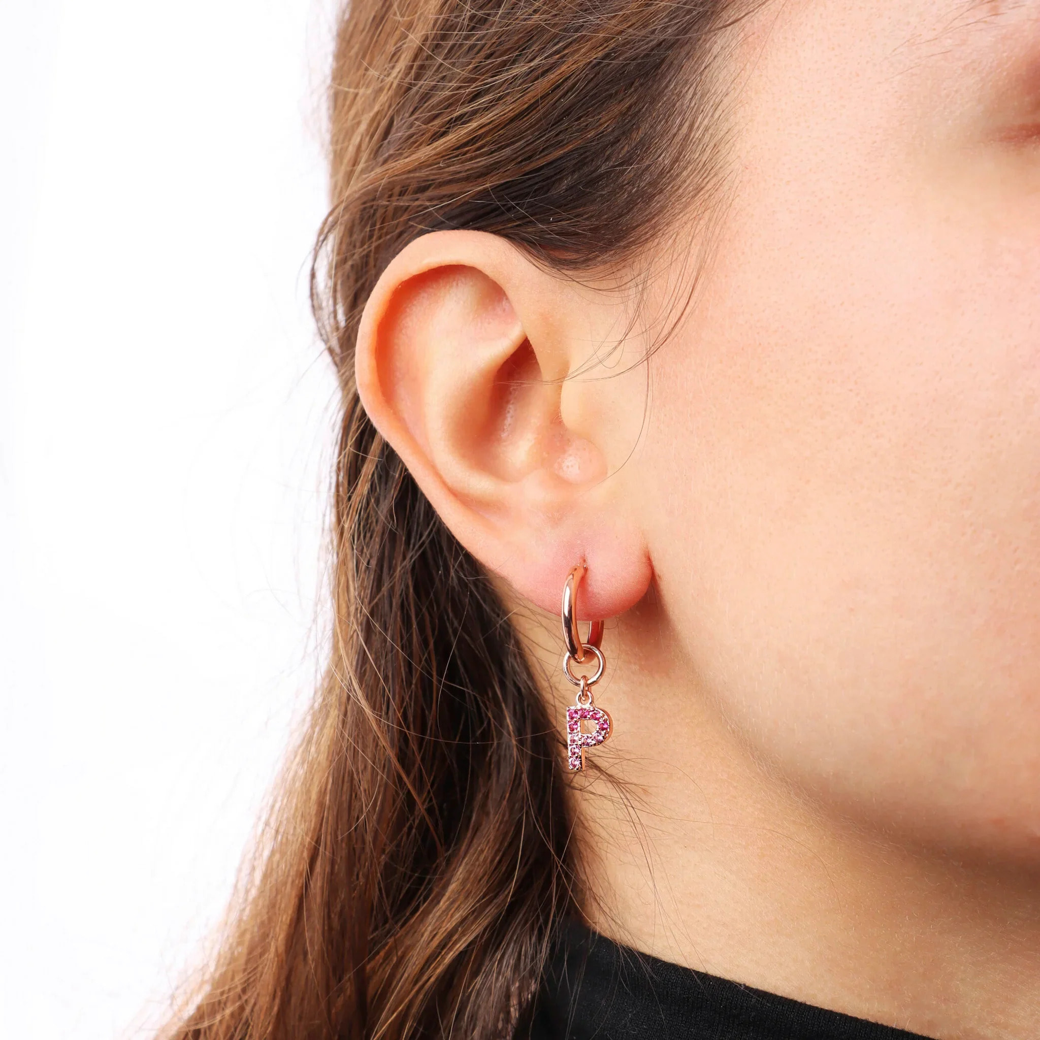 Orecchino a Cerchio con Ciondolo Lettera P in Pavé di Cubic Zirconia Bianche