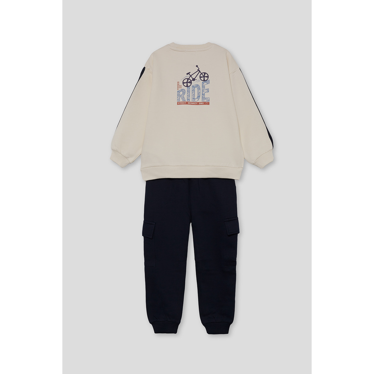 Conjunto niño sudadera crudo y marino y pantalón jogger cargo, franjas en mangas y bolsillos | Color: Crudo | Street Monkey