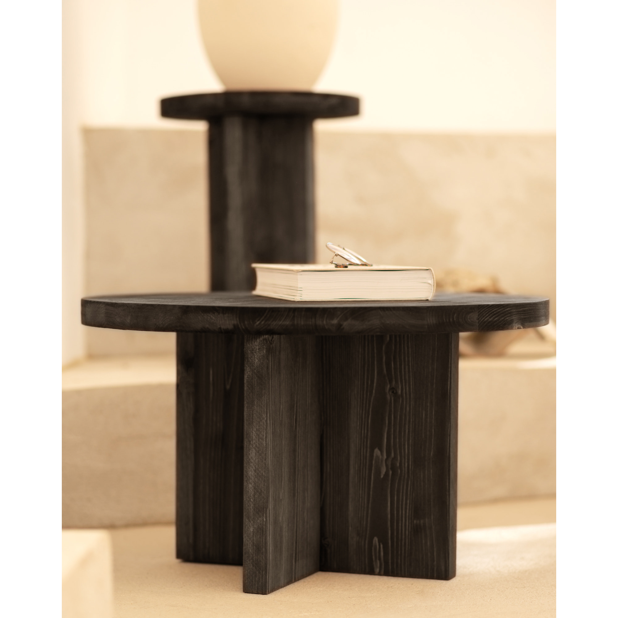 Table basse ronde en bois massif ton noir en différentes tailles
