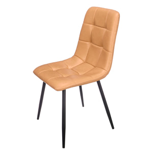 Sedia larga in pelle di colore beige.