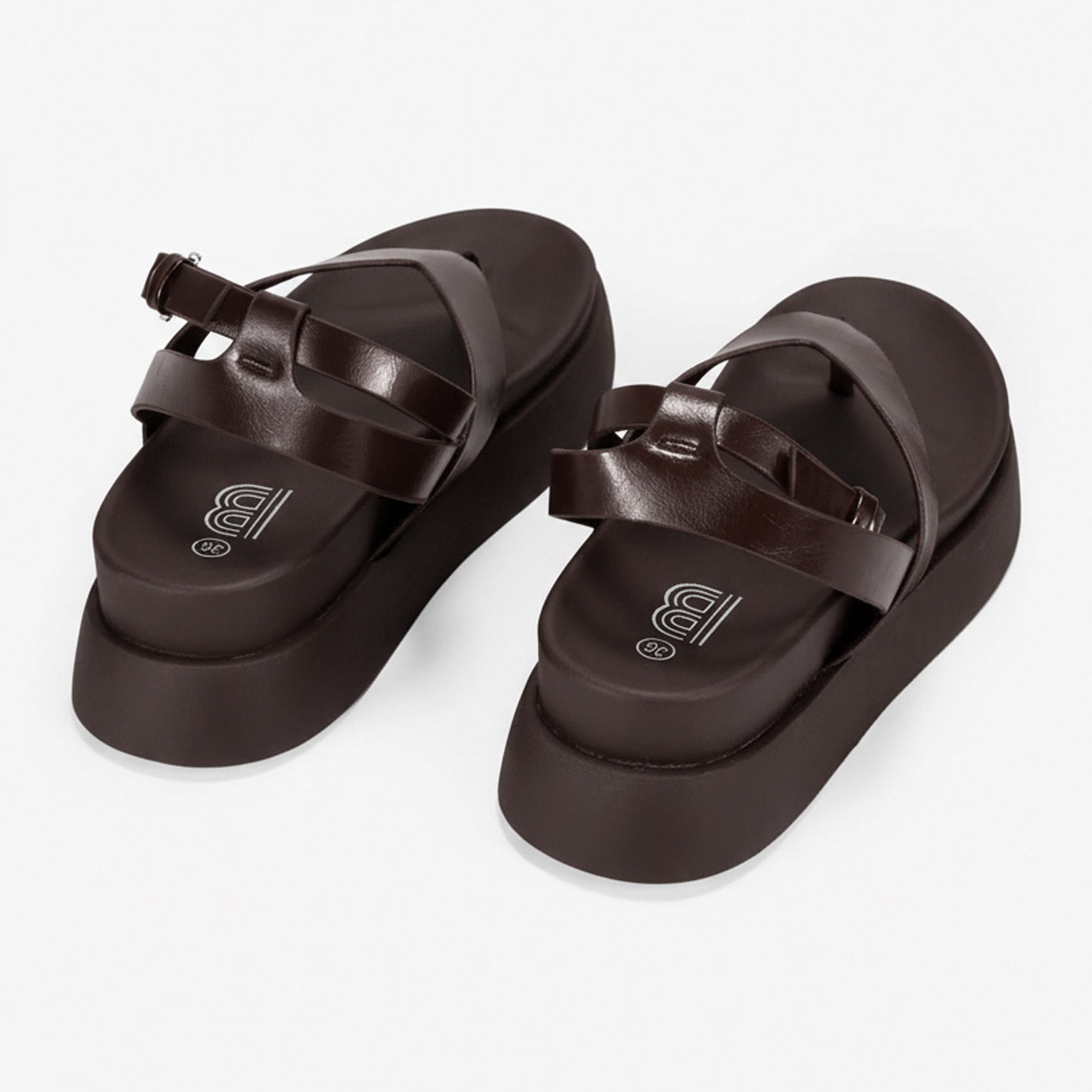 Sandalias de dedo marrones con plataforma