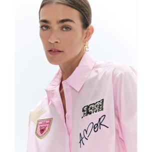 Camicia in popeline con dettagli e applicazioni.