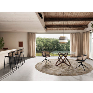 Taburete con reposabrazos tapizado en tela aterciopelada en marrón y respaldo de rattán en natural con estructura y patas en acero inoxidable negro 51x50x95cm