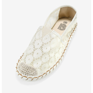 Alpargatas planas blancas con encaje