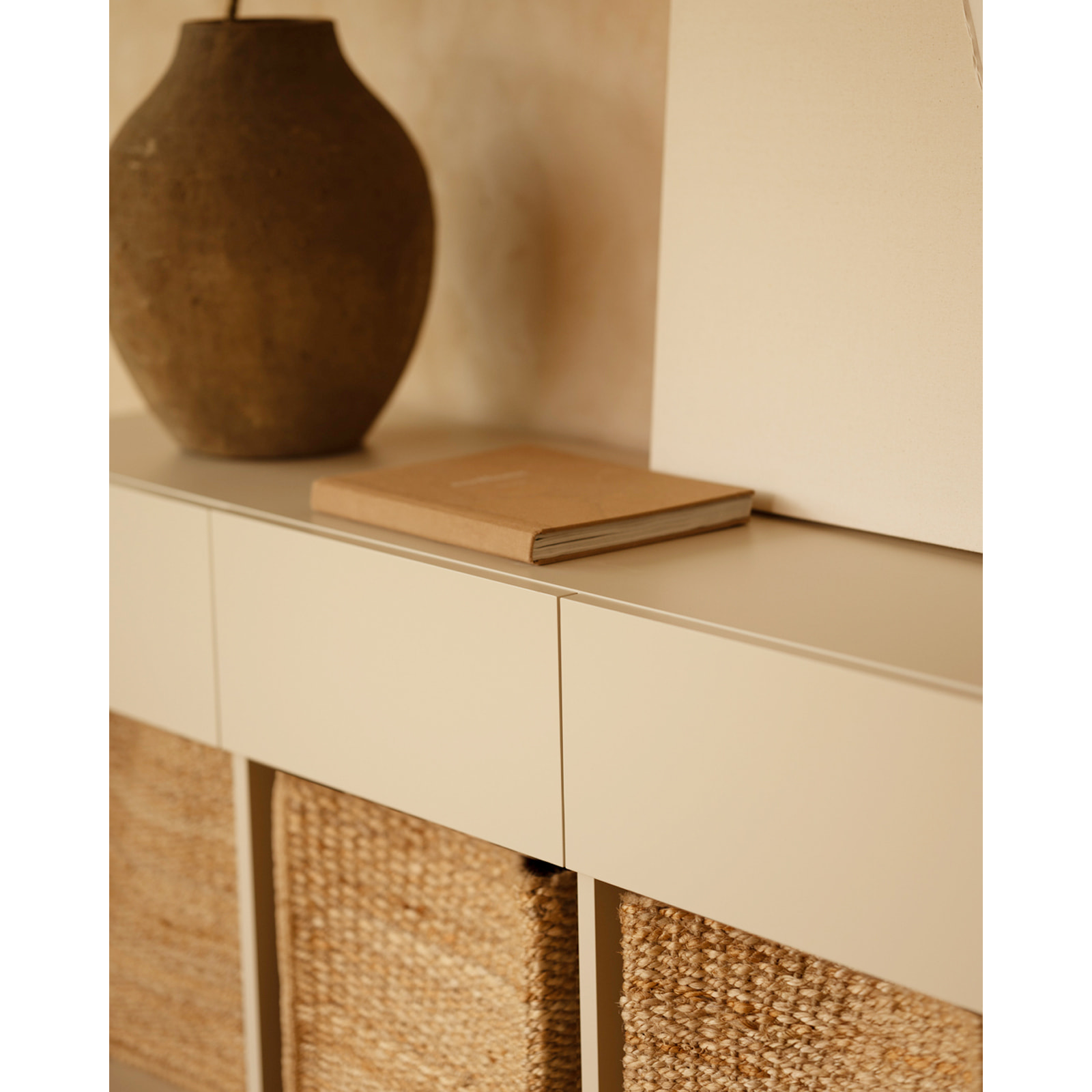 Buffet avec 4 tiroirs laqué en teinte sable de 176x40cm Hauteur: 75 Longueur: 176 Largeur: 40