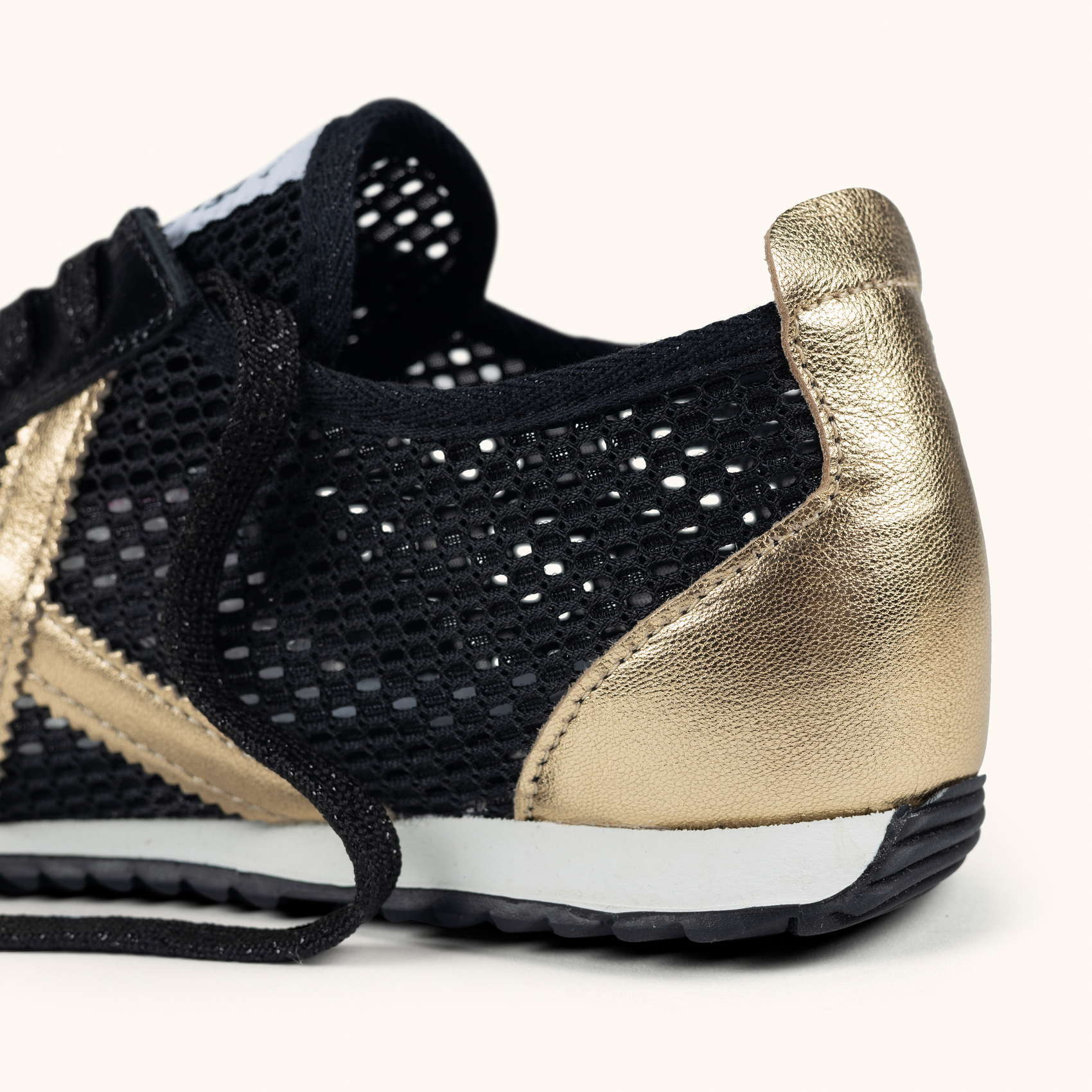 Zapatilla Retro de Rejilla Negra y Oro MUNICH OSAKA 594