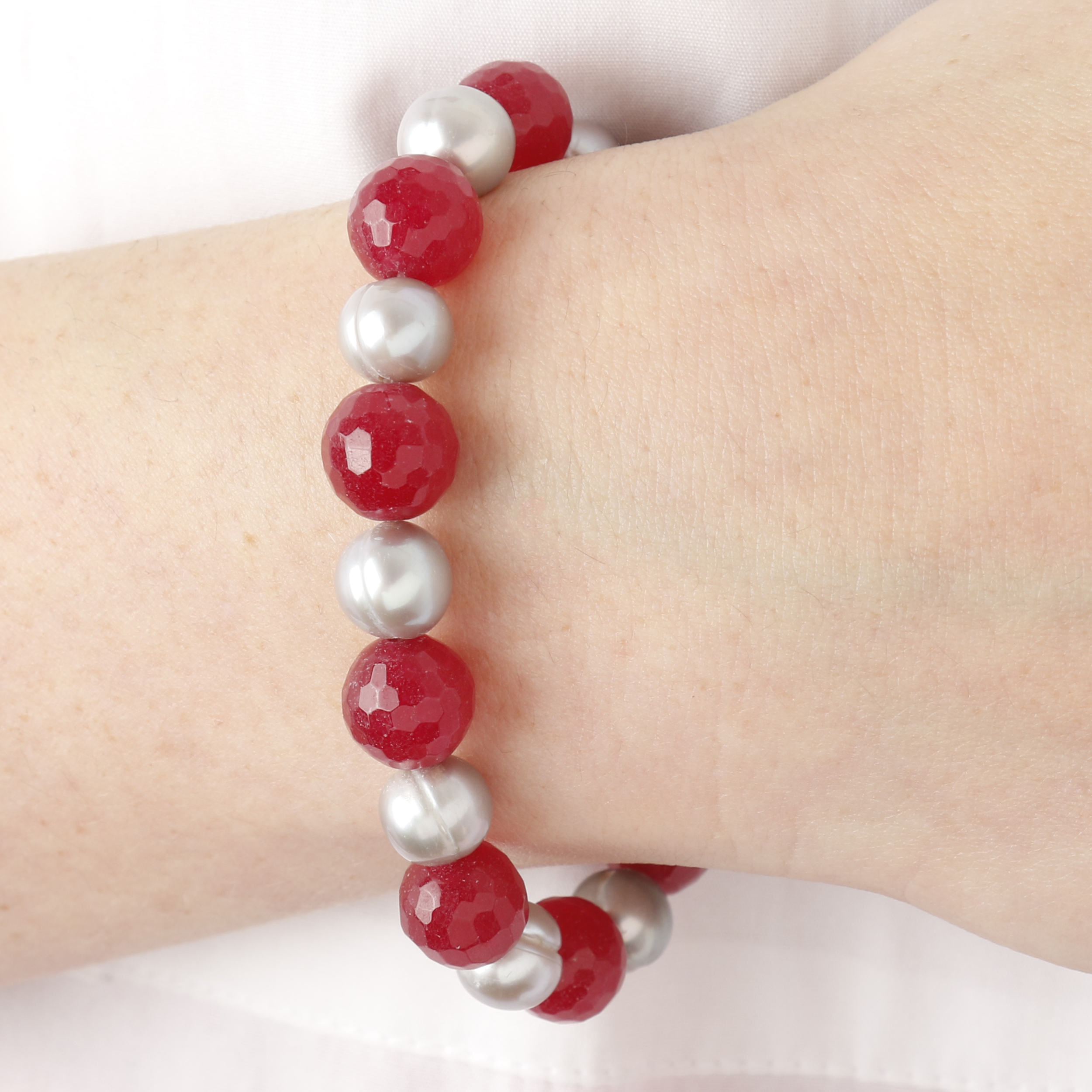 Bracciale Elastico con Quarzo Rosso e Perle d'Acqua Dolce Grigie Ø 9.5/10.5 mm