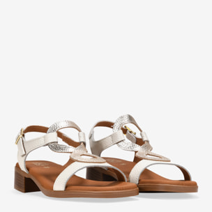 Sandalias de tacón beige con cierre de hebilla