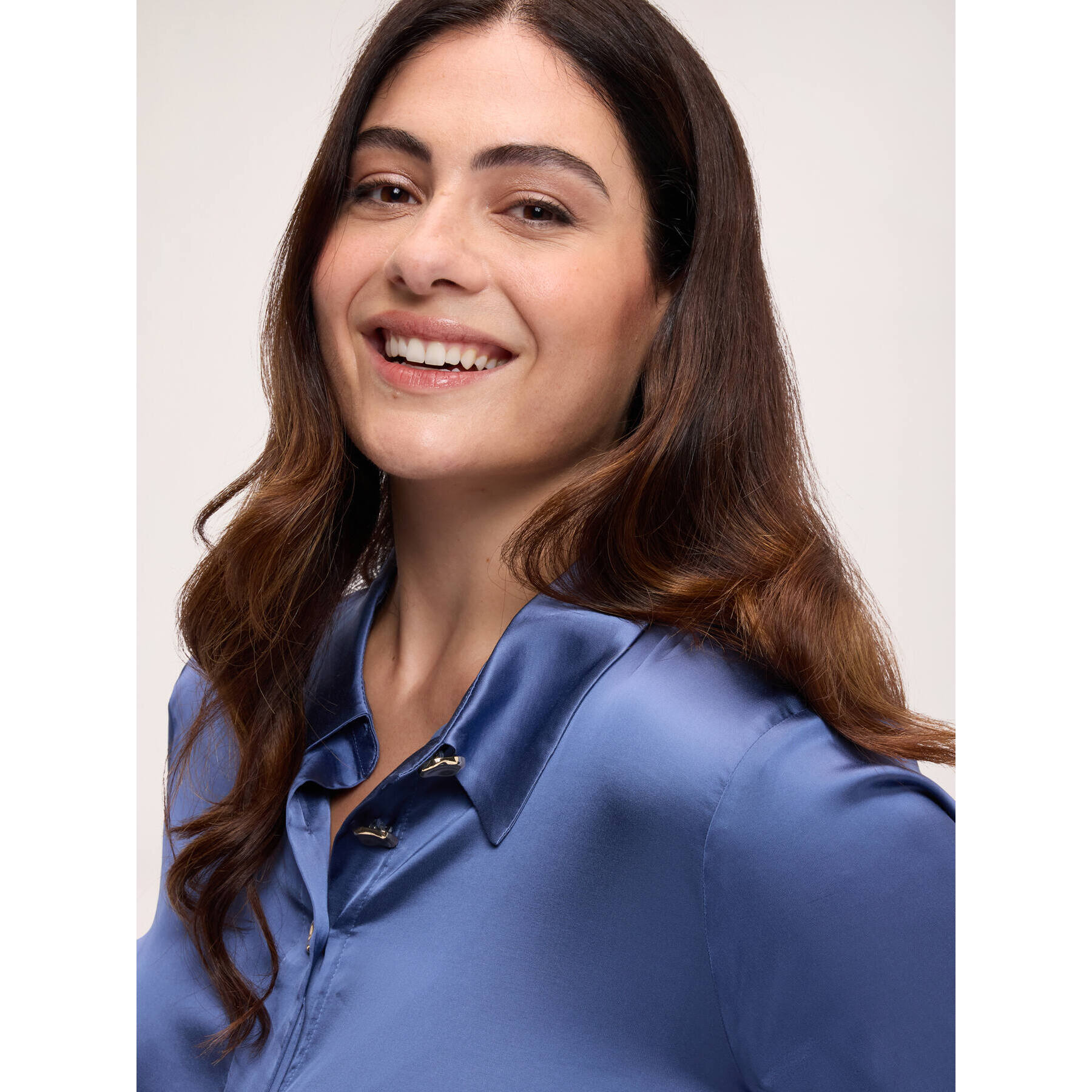 Fiorella Rubino - Blusa in raso stretch con bottoni gioiello - Azzurro