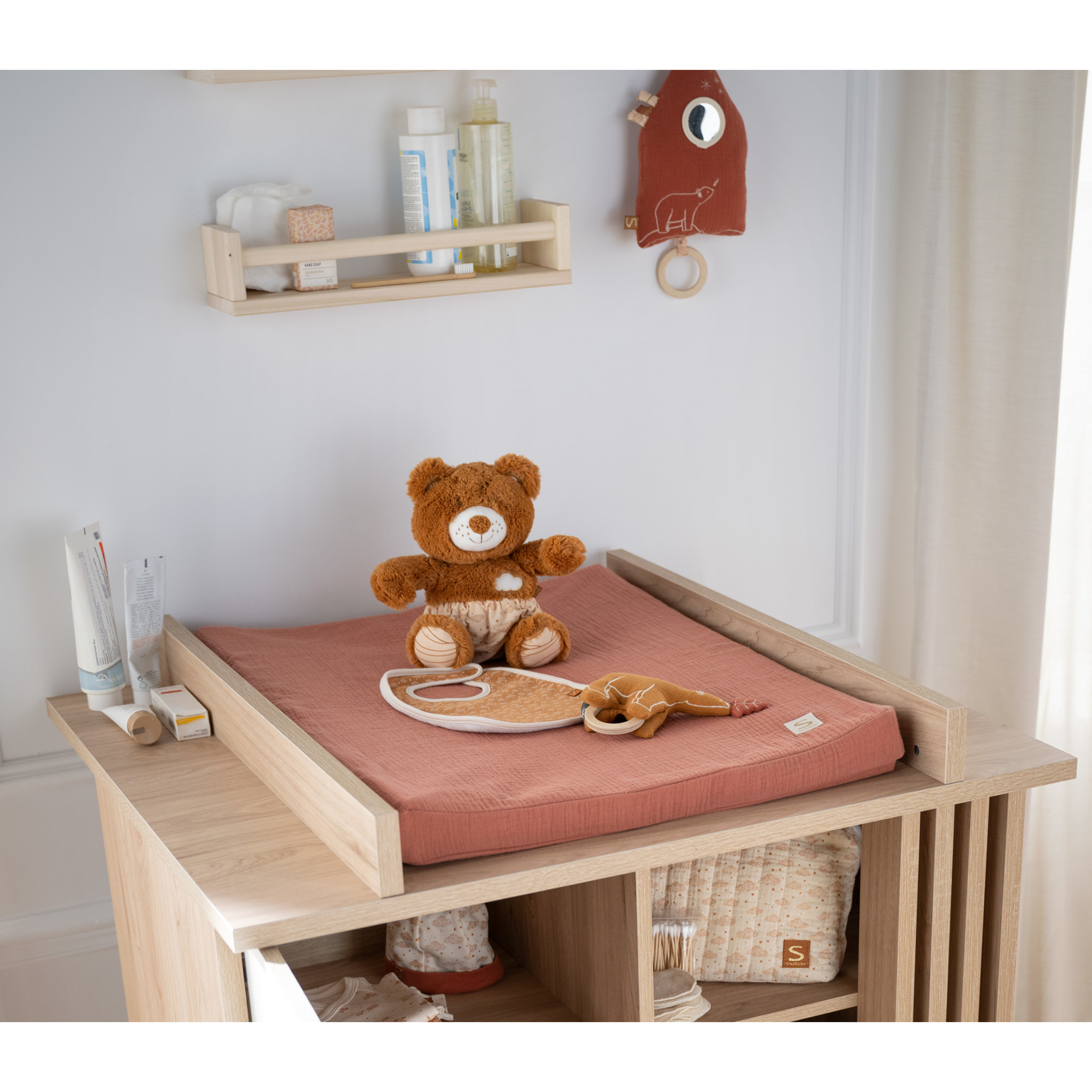 Chambre bébé complète Tokyo, Lit 120x60 et Commode à langer claustra - Chêne suave