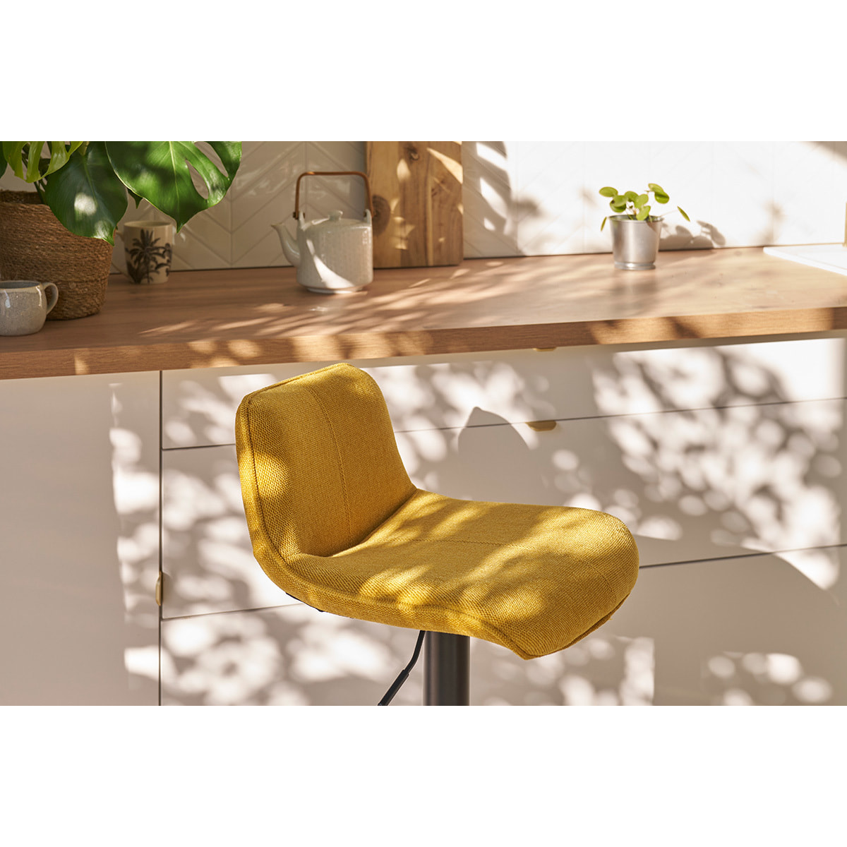 Tabourets de bar réglables pivotants 360° en tissu effet velours texturé jaune moutarde et métal (lot de 2) BOOST