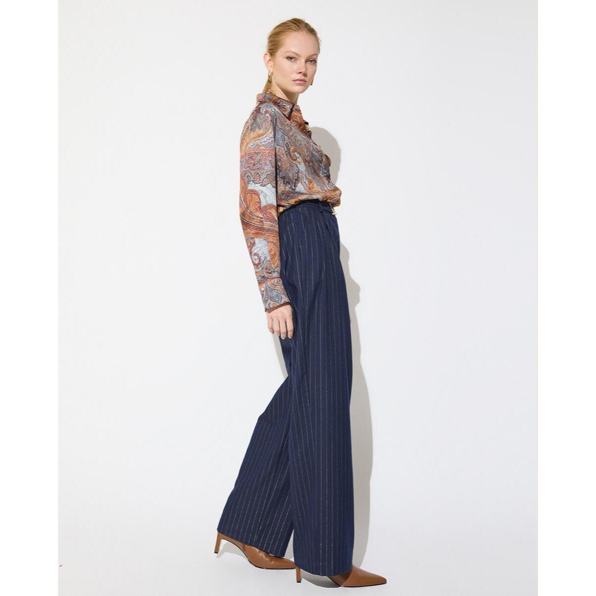 Pantaloni blu notte con gessatura dorata e fibbia personalizzata (m) in vita