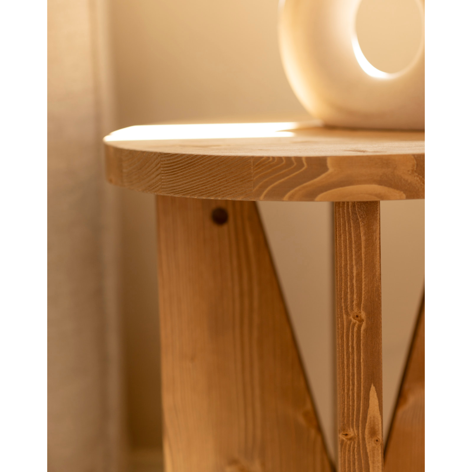 Mesita de noche de madera maciza en tono roble medio de 40x40cm Alto: 40 Largo: 40 Ancho: 40