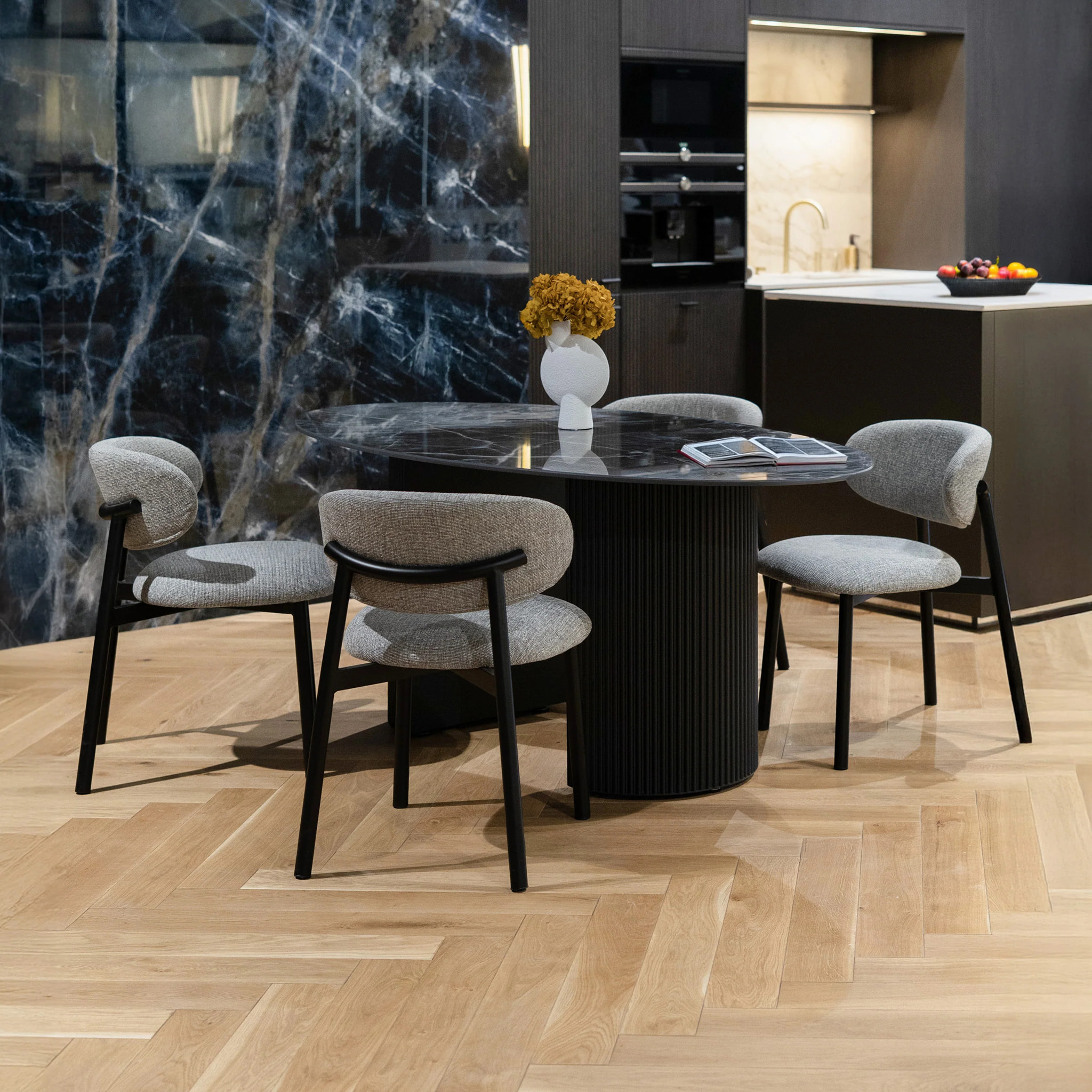 Lot de 2 chaises en tissu gris foncé chiné et pieds en métal noir - Nao