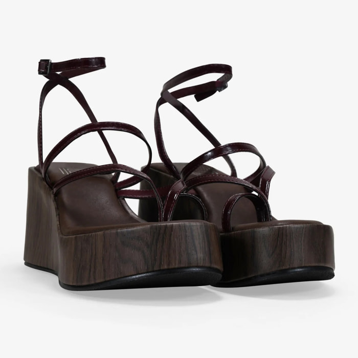 Sandalias de dedo burdeos con cuña efecto madera