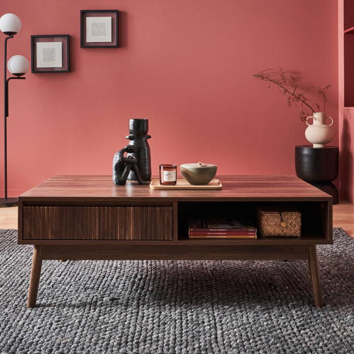 Table basse couleur teinté noyer. Linear. décor bois rainuré.  pieds compas. 2 niches. 1 tiroir.  L 110 x l 59 x H 39cm