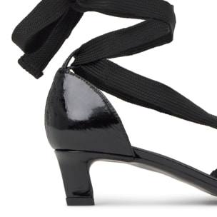 Zapato tacón Aline en charol con cintas de tela