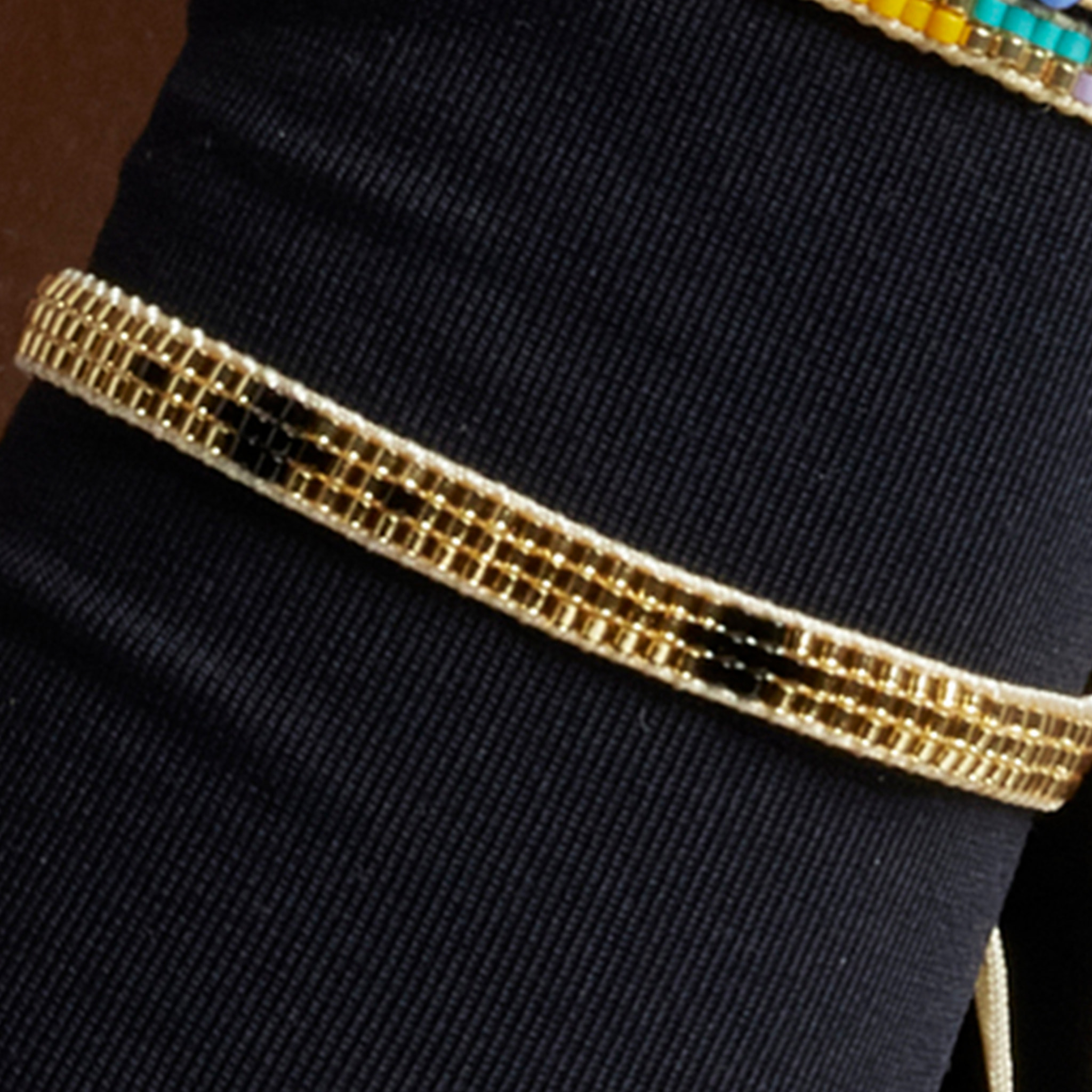 Pulsera con Cristal Negro acabado oro 18k