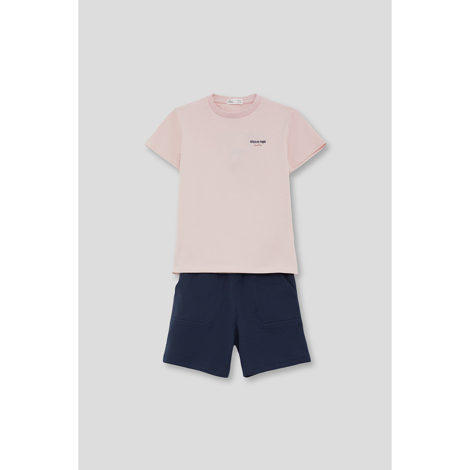 Conjunto Camiseta Lisa con Texto en el Pecho y Shorts con Bolsillos Parche Laterales | Color: Rosado | Street Monkey