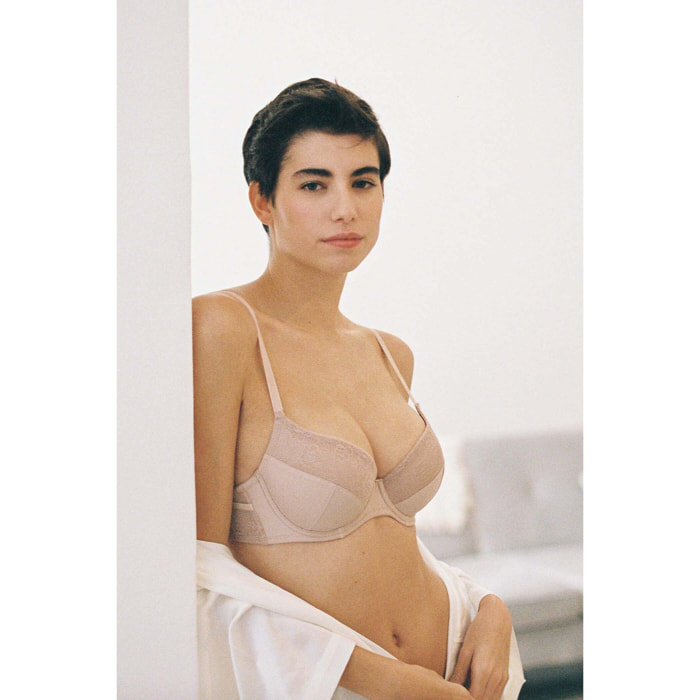 Reggiseno imbottito con ferretto in pizzo beige e schienale rinforzato, coppe C e D