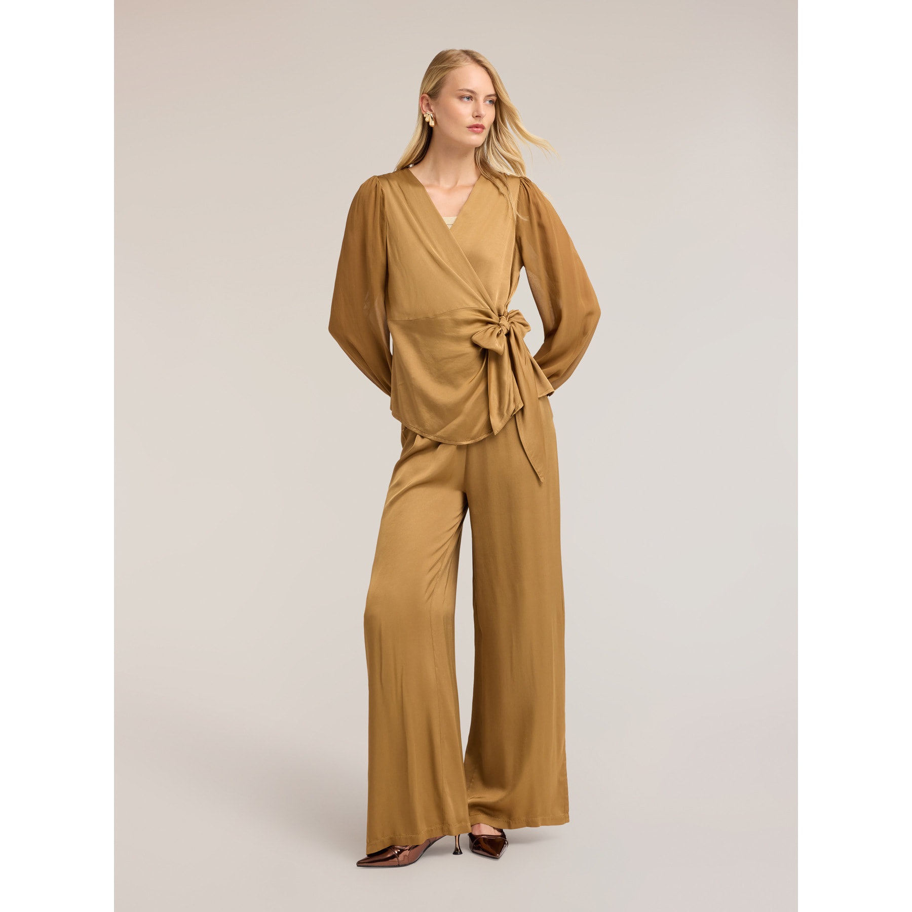 Motivi - Blusa de raso con escote en V y lazo - Beige