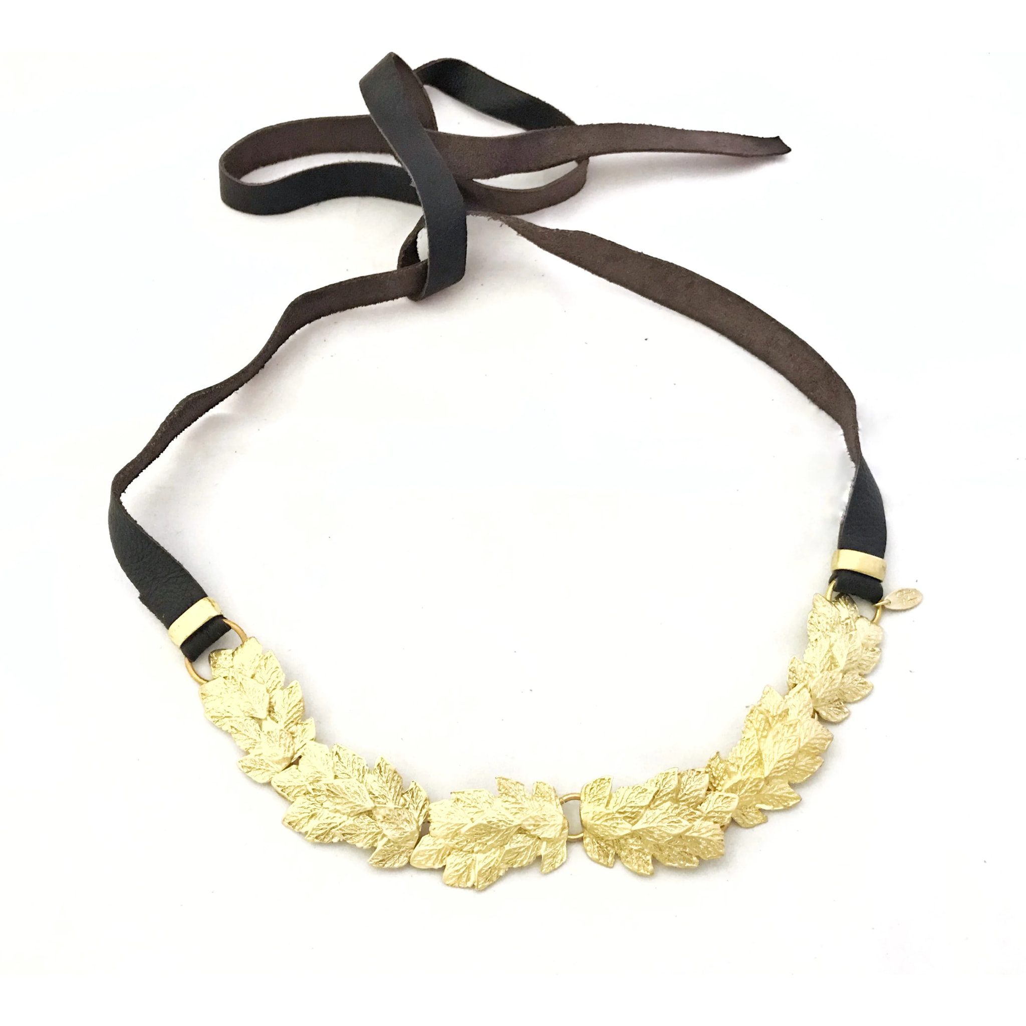 Cinturón espiga en dorado y piel marrón.