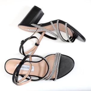 Sandali in simil pelle con tacco comodo e fasce ricoperte di strass