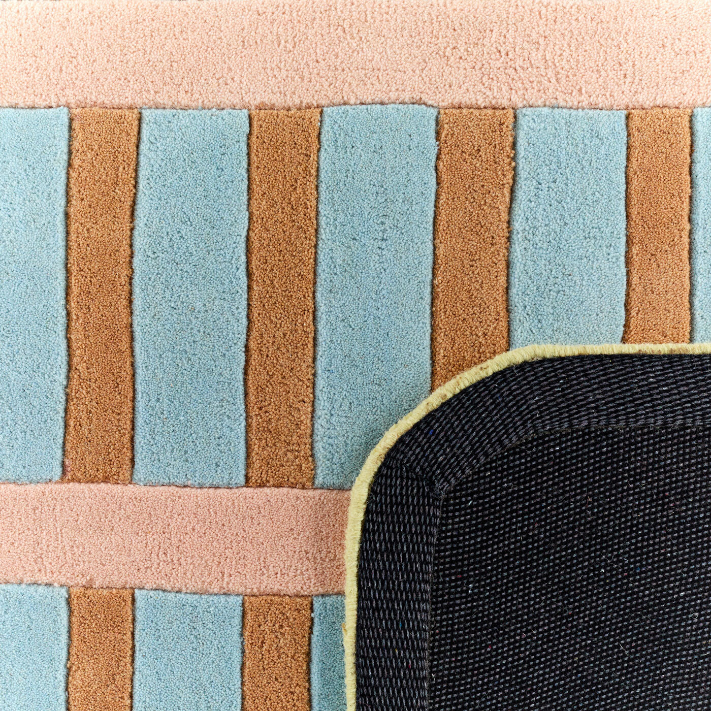 PANTONE - Tapis en laine fait main RAYON TENDRE à motif graphique