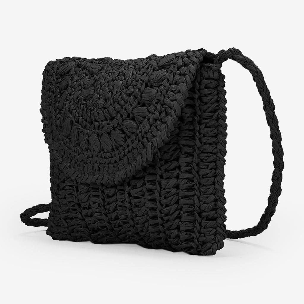 Bolso de rafia negro tipo bandolera con solapa