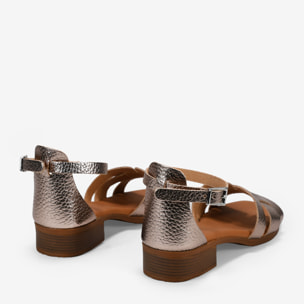 Sandalias de piel metalizadas con tacón bajo