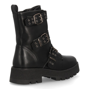 Bota militar con hebillas y tachuelas decorativas