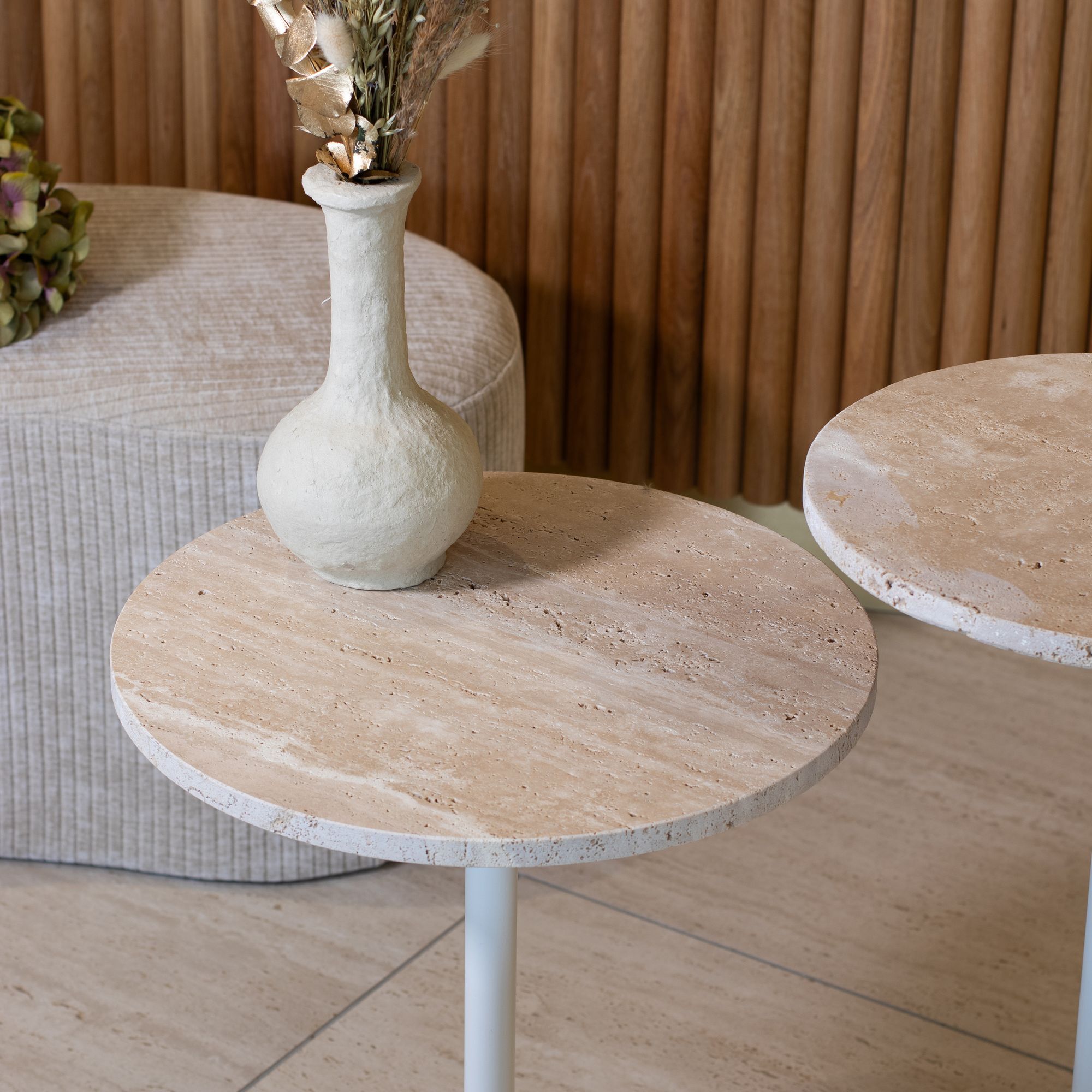 Meuble d'appoint en métal blanc et plateau en travertin TRAVI