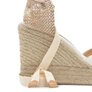 Alpargatas Chiara en satén, cierre mediante lazada y doble plataforma