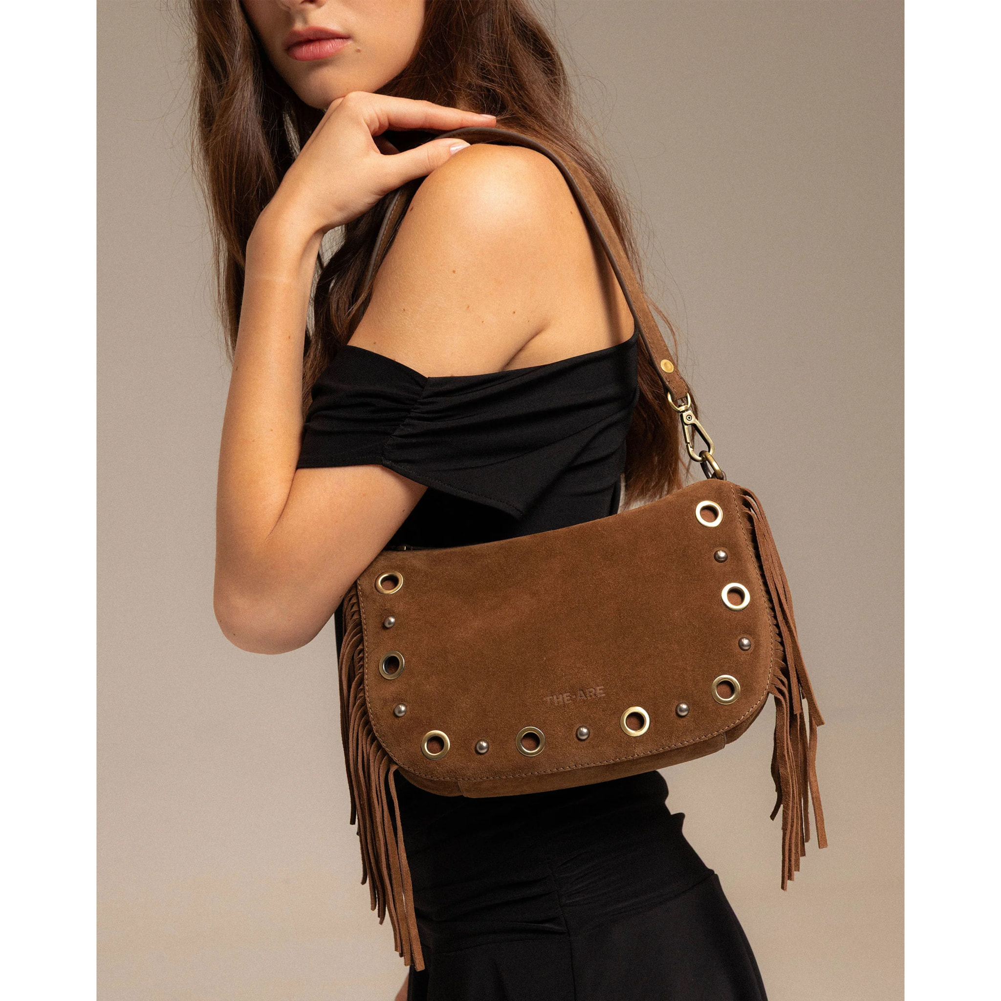 Bolso de ante marrón con flecos y tachuelas doradas