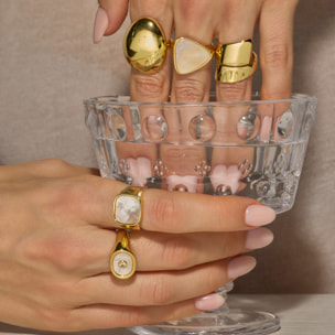 Anillo con Madreperla Blanca acabado oro 18k