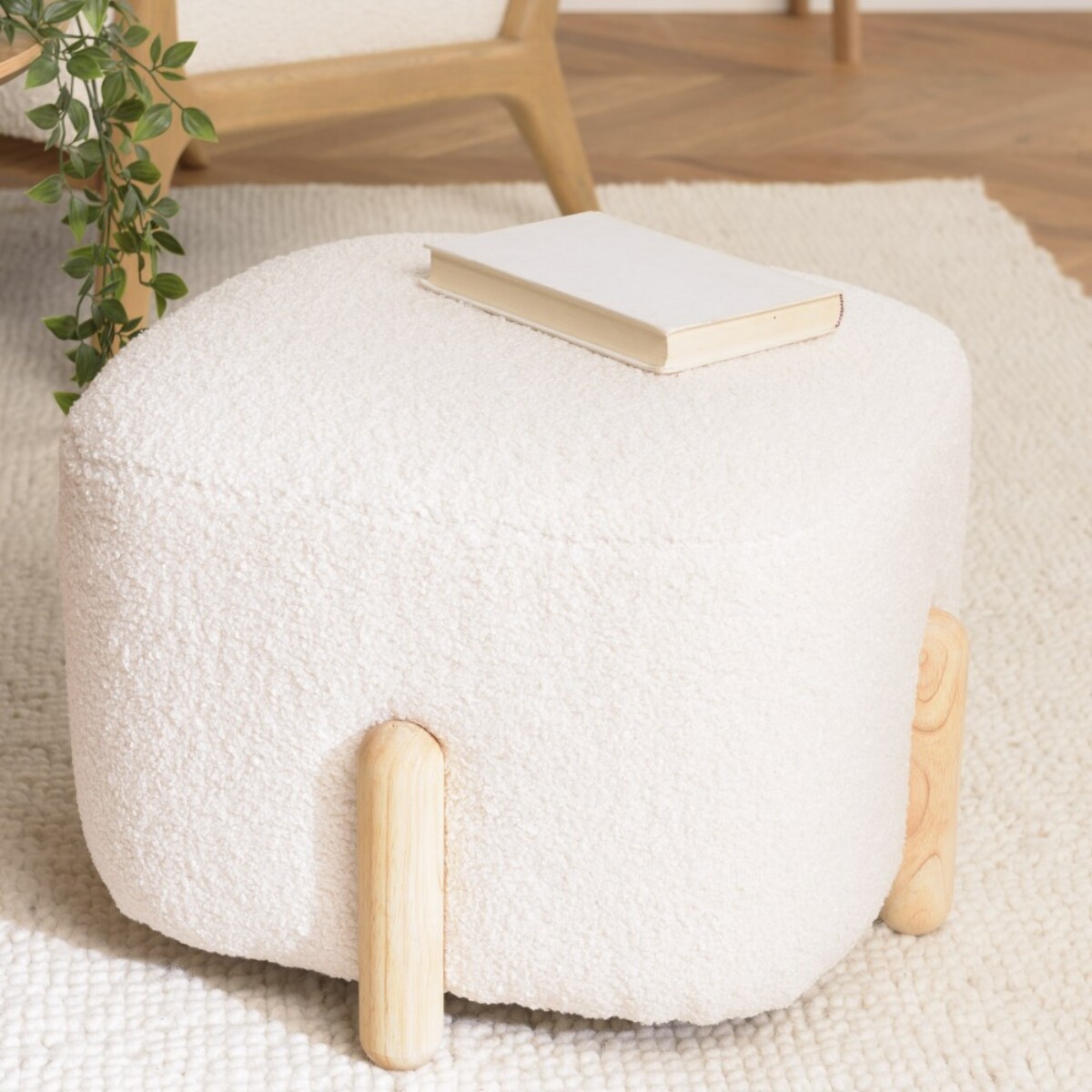 LEOPOLD - Pouf en tissu bouclette écru et pieds bois