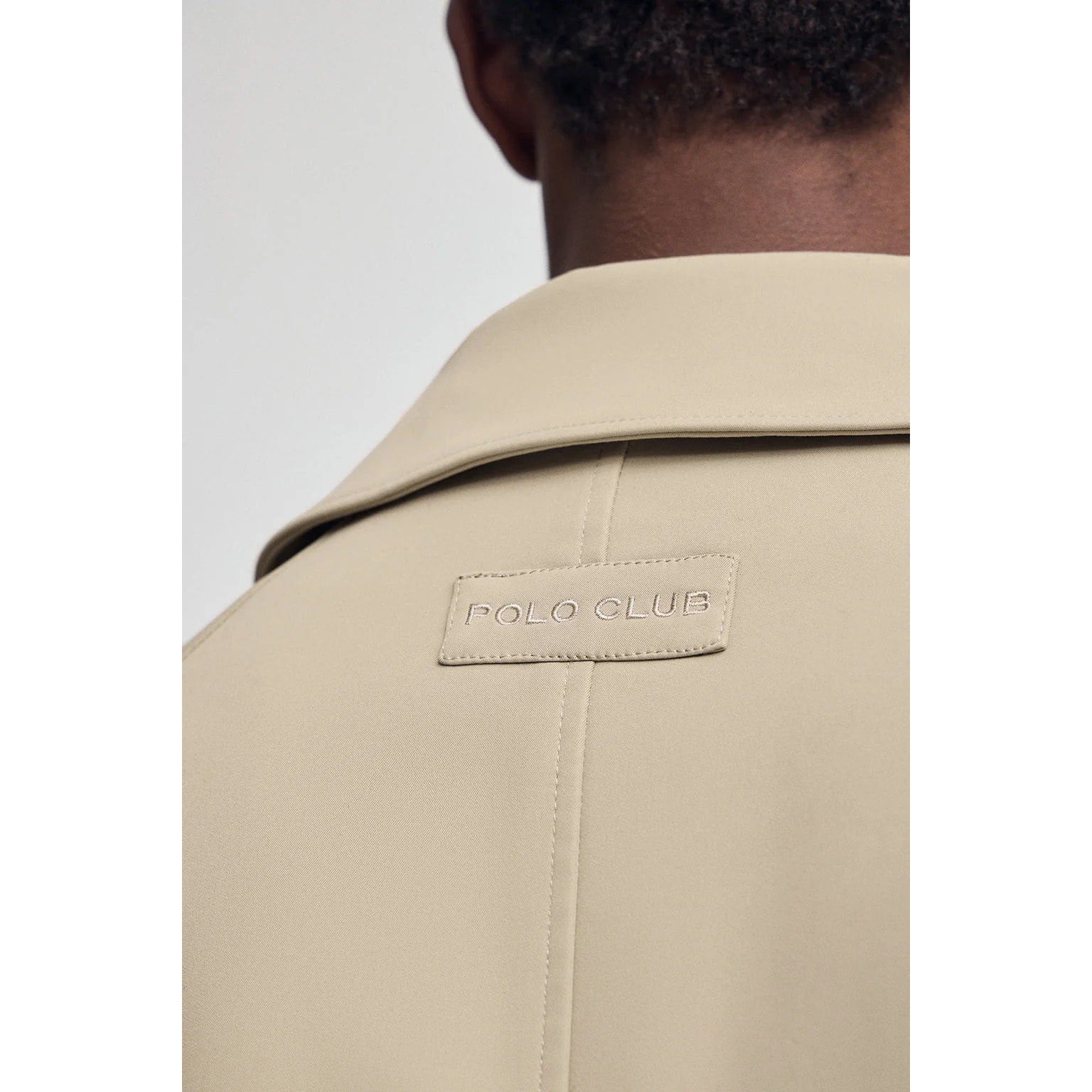 Abrigo Clemson color piedra con logo Polo Club