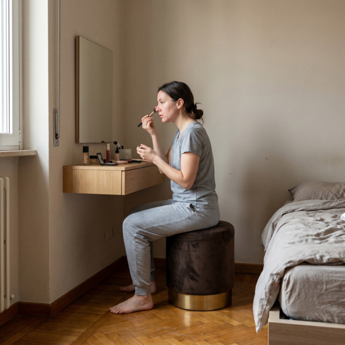 Pouf cilindrico in velluto con base dorata, sgabello imbottito elegante e resistente, seduta compatta salvaspazio, ideale per salotto camera ingresso e toeletta, design moderno glamour e versatile