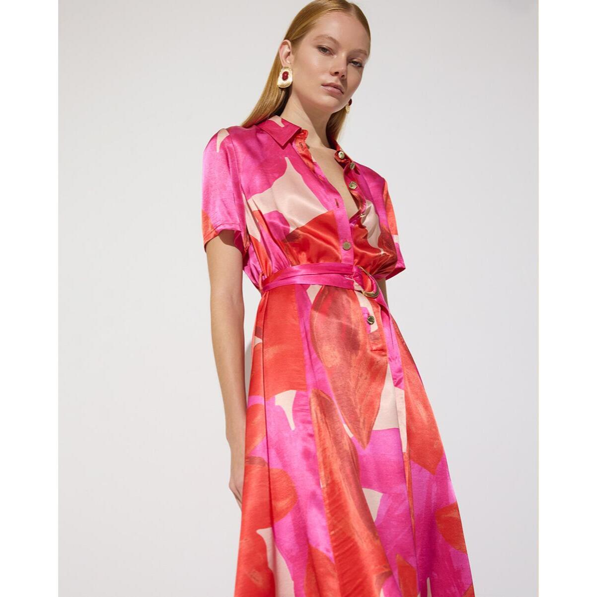 Abito con grandi fiori rossi e collane